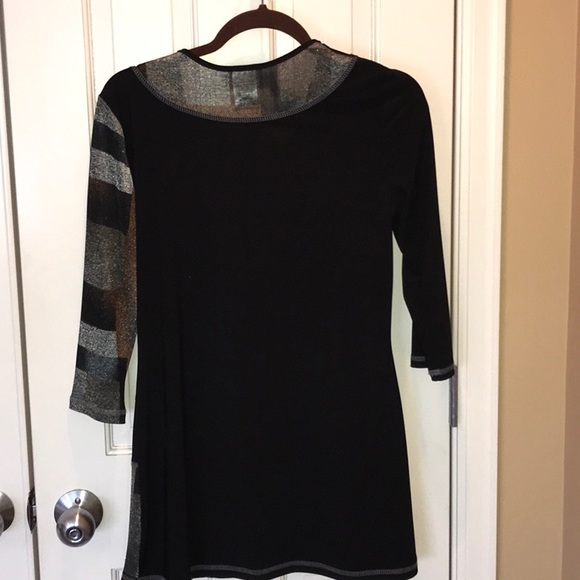 Tunic Style V-Neck Top with 3/4 sleeve.  Fun detail. - Picture 4 of 10